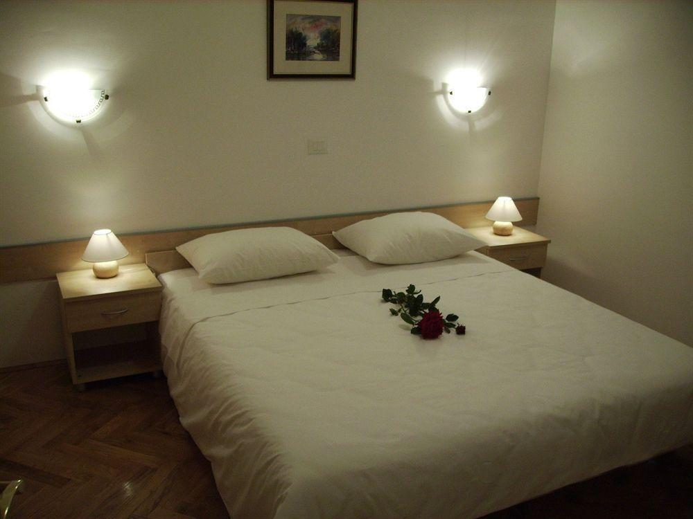 Tamarix Residence Vinjerac Esterno foto