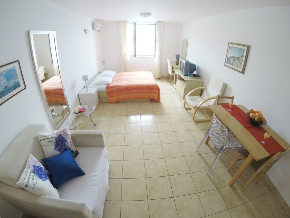 Tamarix Residence Vinjerac Esterno foto